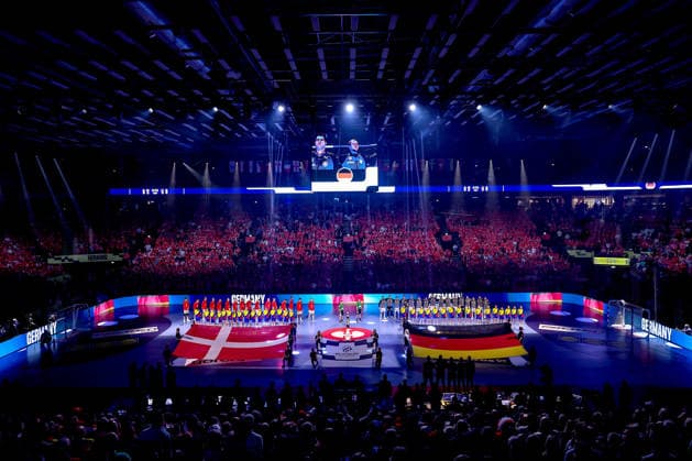 01 02 2026, Handball, Men s EHF EURO 2026, Germany Denmark, Jyske Bank Boxing in Herning, Final The German and Danish teams stand together arm in arm during the national anthem Denmark
