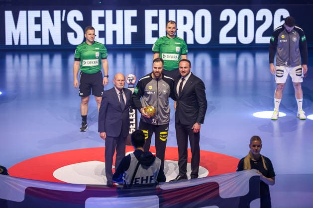 01.02.2026, Handball, Men s EHF EURO 2026, Deutschland - Dänemark, Jyske Bank Boxen in Herning: Emil Siersbaek Bergholt (Denmark 33) Ehrung Auszeichnung All Star Team der Euro2026 Dänemark *** 01 02 2026, Handball, Men s EHF EURO 2026, Germany Denmark, Jyske Bank Boxing in Herning Emil Siersbaek Bergholt Denmark 33 Honorary Award All Star Team of Euro2026 Denmark
