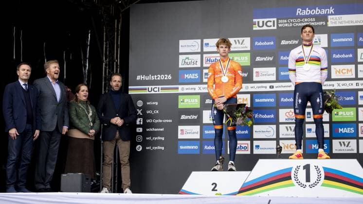 HULST - King Willem-Alexander on the podium with winner Mathieu van der Poel after the Cyclocross World Championships in Hulst, Zeeland. IRIS VAN DEN BROEK ANP xVIxANPxSportx xxANPxIVx 549345306 originalFilename: 549345306.jpg