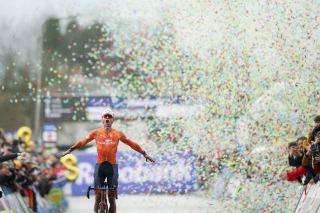 HULST - Cyclist Mathieu van der Poel celebrates his victory at the Cyclocross World Championships in Hulst, Zeeland. IRIS VAN DEN BROEK ANP xVIxANPxSportx xxANPxIVx 549345435 originalFilename: 549345435.jpg