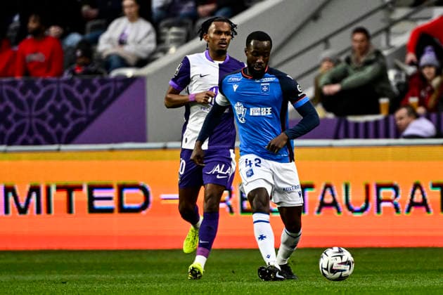 FOOTBALL : Toulouse vs Auxerre - 20eme Journee de Ligue1 McDonald S - Toulouse - 01 02 2026 Yann Gboho (tfc) vs Elisha Owusu (aja) Toulouse  Copyright: xThierryxBretonx