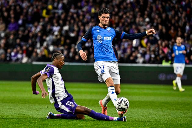 FOOTBALL : Toulouse vs Auxerre - 20eme Journee de Ligue1 McDonald S - Toulouse - 01 02 2026 Pape Diop (tfc) vs Oussama El Azzouzi (aja) Toulouse  Copyright: xThierryxBretonx