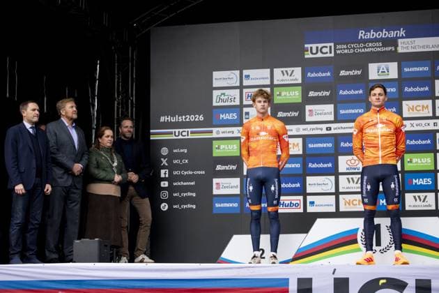 HULST - King Willem-Alexander on the podium with winner Mathieu van der Poel after the Cyclocross World Championships in Hulst, Zeeland. IRIS VAN DEN BROEK ANP xVIxANPxSportx xxANPxIVx 549346069 originalFilename: 549346069.jpg