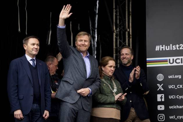HULST - King Willem-Alexander on the podium with winner Mathieu van der Poel after the Cyclocross World Championships in Hulst, Zeeland. IRIS VAN DEN BROEK ANP xVIxANPxSportx xxANPxIVx 549346077 originalFilename: 549346077.jpg
