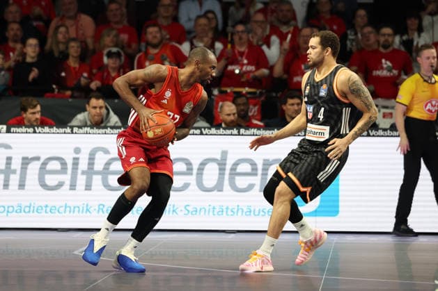 Isiaha Mike FC Bayern Basketball, 22 with Christinan Sengfelder ratiopharm Ulm, 43 , GER, FC Bayern Basketball vs ratiopharm Ulm, Basketball, easycredit Basketball Bundesliga, Matchday 18, Season 2025 2026, 01 02 2026, GER, FC Bayern Basketball vs ratiopharm Ulm, Basketball, easycredit Basketball Bundesliga, Matchday 18, Season 2025 2026, 01 02 2026 Munich Copyright: xEibner-Pressefoto JennixMaulx EP_JML