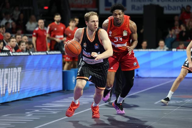 Christinan Sengfelder ratiopharm Ulm, 43 with David McCormack FC Bayern Basketball, 33 , GER, FC Bayern Basketball vs ratiopharm Ulm, Basketball, easycredit Basketball Bundesliga, Matchday 18, Season 2025 2026, 01 02 2026, GER, FC Bayern Basketball vs ratiopharm Ulm, Basketball, easycredit Basketball Bundesliga, Matchday 18, Season 2025 2026, 01 02 2026 Munich Copyright: xEibner-Pressefoto JennixMaulx EP_JML