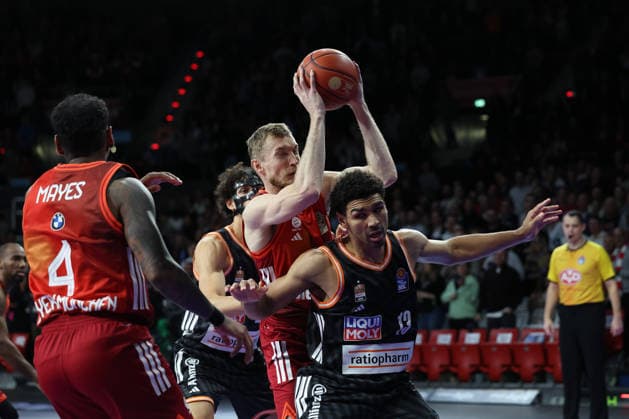 Niels Giffey FC Bayern Basketball, 05 with Mark Smith ratiopharm Ulm, 13 and Alec Anigbata ratiopharm Ulm, 21 , with Xavier Rathan Mayes FC Bayern Basketball, 04 , GER, FC Bayern Basketball vs ratiopharm Ulm, Basketball, easycredit Basketball Bundesliga, Matchday 18, Season 2025 2026, 01 02 2026, GER, FC Bayern Basketball vs ratiopharm Ulm, Basketball, easycredit Basketball Bundesliga, Matchday 18, Season 2025 2026, 01 02 2026 Munich Copyright: xEibner-Pressefoto JennixMaulx EP_JML