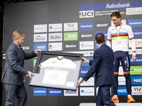 HULST - King Willem-Alexander on the podium with winner Mathieu van der Poel after the Cyclocross World Championships in Hulst, Zeeland. IRIS VAN DEN BROEK ANP xVIxANPxSportx xxANPxIVx 549346688 originalFilename: 549346688.jpg