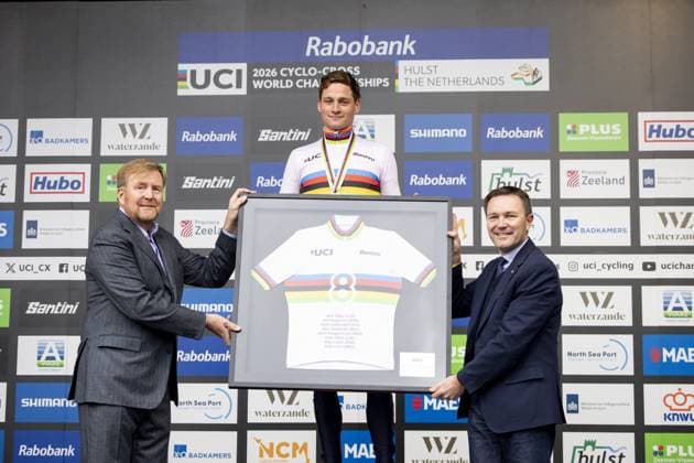 HULST - King Willem-Alexander on the podium with winner Mathieu van der Poel after the Cyclocross World Championships in Hulst, Zeeland. IRIS VAN DEN BROEK ANP xVIxANPxSportx xxANPxIVx 549346700 originalFilename: 549346700.jpg