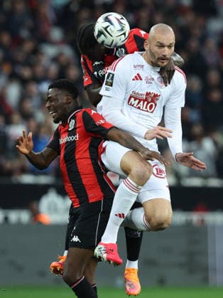 Nice v Stade Brestois 29 - Ligue 1 McDonald s 2025 2026 Salis Abdul Samed of OGC Nice, Kojo Peprah Oppong of OGC Nice and Ludovic Ajorque of Stade Brestois 29 challenge during the Ligue 1 McDonald s match between Nice and Brest at Allianz Riviera on February 1, 2026 in Nice, France. WARNING! This Photograph May Only Be Used For Newspaper And Or Magazine Editorial Purposes. May Not Be Used For Publications Involving 1 player, 1 Club Or 1 Competition Without Written Authorisation From Football DataCo Ltd. For Any Queries, Please Contact Football DataCo Ltd on +44 (0) 207 864 9121 Nice Allianz Riviera South-Eastern France France Copyright: xAllstarxPicturexLibraryxLtdx