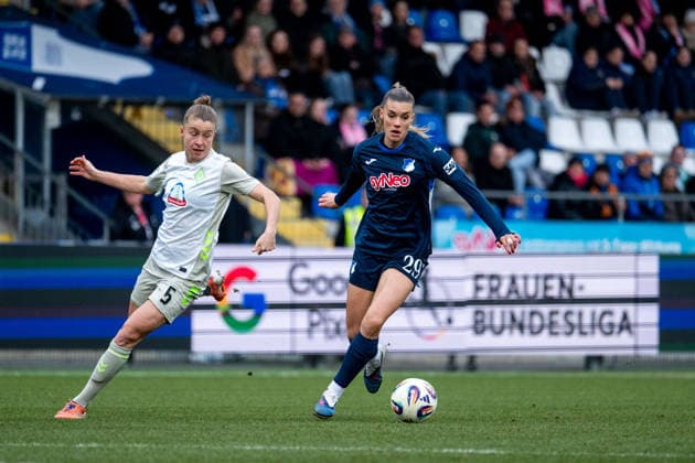 Selina Cerci TSG Hoffenheim, 29 on the ball, next to her Michelle Ulbrich Werder Bremen, 05 , GER, TSG 1899 Hoffenheim vs SV Werder Bremen, Football Google Pixel Women Bundesliga, 16 Matchday, Season 2025 2026, 01 02 2026 DFB regulations prohibit any use of photographs as image sequences and or quasi video GER, TSG 1899 Hoffenheim vs SV Werder Bremen, Football Google Pixel Women Bundesliga, 16 Matchday, Season 2025 2026, 01 02 2026 Hoffenheim Copyright: xEibner-Pressefoto Memmlerx EP_MMR