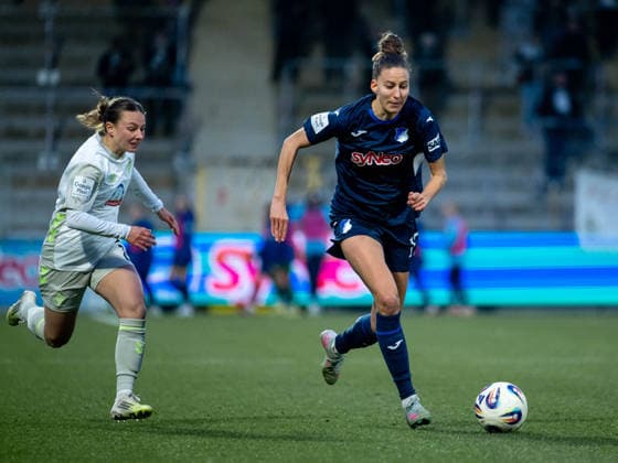 Franziska Harsch TSG Hoffenheim, 17 on the ball in front of Chiara d Angelo Werder Bremen, 02 , GER, TSG 1899 Hoffenheim vs SV Werder Bremen, Football Google Pixel Women Bundesliga, 16 Matchday, Season 2025 2026, 01 02 2026 DFB regulations prohibit any use of photographs as image sequences and or quasi video GER, TSG 1899 Hoffenheim vs SV Werder Bremen, Football Google Pixel Women Bundesliga, 16 Matchday, Season 2025 2026, 01 02 2026 Hoffenheim Copyright: xEibner-Pressefoto Memmlerx EP_MMR