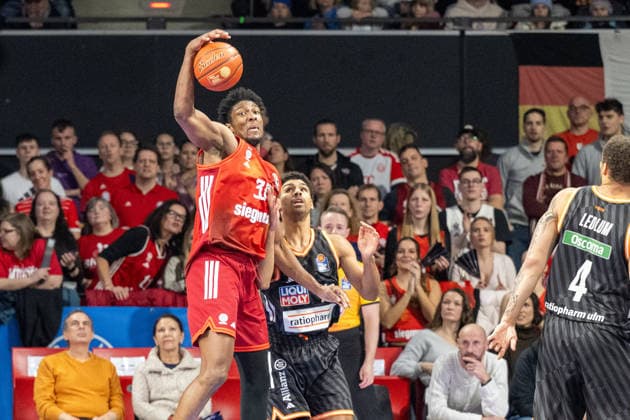David McCormack 33 FC Bayern Basketball , Mark Smith 13 Ratiopharm Ulm , FC Bayern Basketball vs Ratiopharm Ulm, BBL, Matchday 18, 01 02 2026 Munich Bavaria Germany Copyright: xkolbert-press UlrichxGamelx
