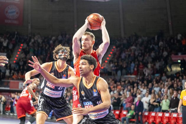 Alec Anigbata 21 Ratiopharm Ulm in duel with Niels Giffey 5 FC Bayern Basketball , Mark Smith 13 Ratiopharm Ulm , FC Bayern Basketball vs Ratiopharm Ulm, BBL, 18 Matchday, 01 02 2026 Munich Bavaria Germany Copyright: xkolbert-press UlrichxGamelx
