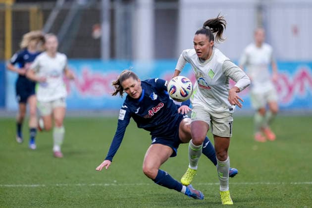 v li Lisann Kaut TSG, 4 , Maja Sternad Werder, 11 , duel, duel, tackle, tackling, dynamics, action, action, 01 02 2026, Sinsheim Hoffenheim Germany , Football, Google Pixel Women Bundesliga, TSG 1899 Hoffenheim SV Werder Bremen, DFB DFL REGULATIONS PROHIBIT ANY USE OF PHOTOGRAPHS AS IMAGE SEQUENCES AND OR QUASI VIDEO xozx