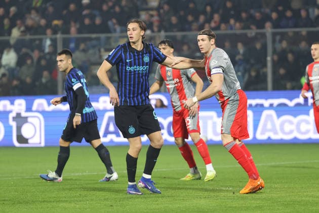 Inter s Francesco Pio Espositoband Cremonese Federico Baschirotto during the Serie A soccer match between Cremonese and Inter at the Giovanni Zini Stadium in Cremona Italy - 1 February 2026. - Soccer .  Copyright: xAlbertoxMariani LaPressex