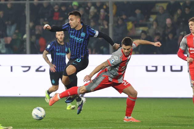 Inter s Lautaro Martinez and Cremonese s Alberto Grassi during the Serie A soccer match between Cremonese and Inter at the Giovanni Zini Stadium in Cremona Italy - 1 February 2026. - Soccer .  Copyright: xAlbertoxMariani LaPressex