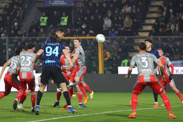 Inter s Lautaro Martinez scores the goal 0-1 during the Serie A soccer match between Cremonese and Inter at the Giovanni Zini Stadium in Cremona Italy - 1 February 2026. - Soccer .  Copyright: xAlbertoxMariani LaPressex