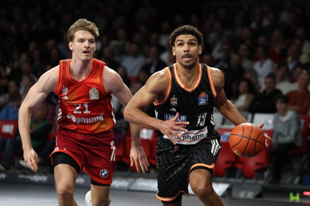 Mark Smith ratiopharm Ulm, 13 with Justuz Hollatz FC Bayern Basketball, 21 , GER, FC Bayern Basketball vs ratiopharm Ulm, Basketball, easycredit Basketball Bundesliga, Matchday 18, Season 2025 2026, 01 02 2026, GER, FC Bayern Basketball vs ratiopharm Ulm, Basketball, easycredit Basketball Bundesliga, Matchday 18, Season 2025 2026, 01 02 2026 Munich Copyright: xEibner-Pressefoto JennixMaulx EP_JML