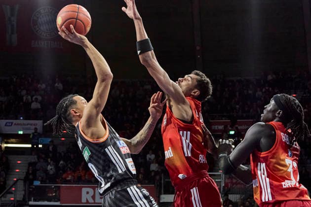 German Basketball Bundesliga BBL , FC Bayern Munich Basketball vs RATIOPHARM ULM, Munich FC Bayern Basketball, ulm ratiopharm, 2026 02 01 in Munich SAP Garden WEIDEMANN Nelson RATIOPHARM ULM Shooting Guard SG Nr0 ULM0 , DIMITRIJEVIC Nenad FC Bayern Basketball Point Guard PG Nr0 FCBB0 sportworld Munich SAP Garden Bayern Germany
