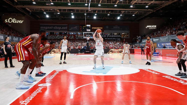 from left to right Moritz Krimmer Bamberg Baskets, 27 at free throw 01 02 2026, Basketball, BBL, Fitness First Wuerzburg Baskets vs BMA365 Bamberg Baskets, GER, Wuerzburg, Tectake Arena Copyright: HMBxMedia xHeikoxBecker