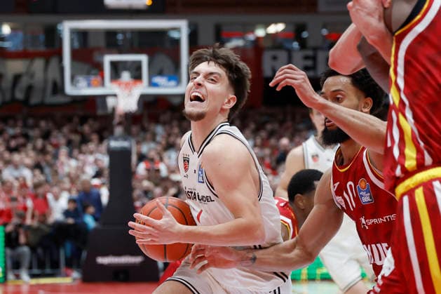 from left to right Zachary Ensminger Bamberg Baskets, 1 and Davion Mintz Fitness First Wuerzburg Baskets, 10 01 02 2026, Basketball, BBL, Fitness First Wuerzburg Baskets vs BMA365 Bamberg Baskets, GER, Wuerzburg, Tectake Arena Copyright: HMBxMedia xHeikoxBecker