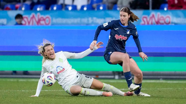 v li Medina Desic Werder, 9 , Lisa Doorn TSG, 14 , duel, duel, tackle, tackling, dynamics, action, action, 01 02 2026, Sinsheim Hoffenheim Germany , Football, Google Pixel Women Bundesliga, TSG 1899 Hoffenheim SV Werder Bremen, DFB DFL REGULATIONS PROHIBIT ANY USE OF PHOTOGRAPHS AS IMAGE SEQUENCES AND OR QUASI VIDEO xozx