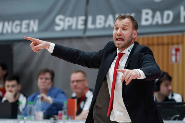 from left to right Head Coach Anton Gavel Bamberg Baskets , 01 02 2026, Basketball, BBL, Fitness First Wuerzburg Baskets vs BMA365 Bamberg Baskets, GER, Wuerzburg, Tectake Arena Copyright: HMBxMedia xHeikoxBecker