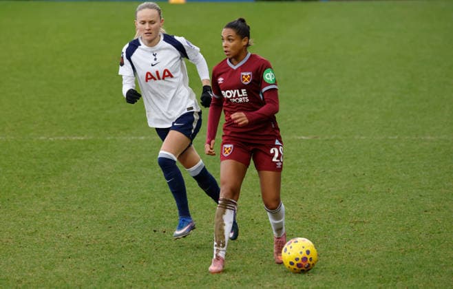 West Ham United v Tottenham Hotspur - Barclays Women s Super League In Dagenham, England, on February 1, 2026, Estelle Cascarino, on loan from Juventus, of West Ham United WFC holds off Matilda Vinberg of Tottenham Hotspur Women during the Barclays FA Women s Super League soccer match between West Ham United Women and Tottenham Hotspur Women at The Chigwell Construction Stadium Victoria Road. London England United Kingdom  Copyright: xActionxFotoxSportx originalFilename:galvin-westhamu260201_np7nv.jpg
