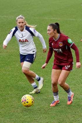 West Ham United v Tottenham Hotspur - Barclays Women s Super League Katie Zelem of West Ham United WFC (on loan from London City Lionesses) makes her debut against Olivia Holdt of Tottenham Hotspur Women during the Barclays FA Women s Super League soccer match between West Ham United Women and Tottenham Hotspur Women at The Chigwell Construction Stadium, Victoria Road, in Dagenham, England, on February 1, 2026. London England United Kingdom  Copyright: xActionxFotoxSportx originalFilename:galvin-westhamu260201_np9yN.jpg