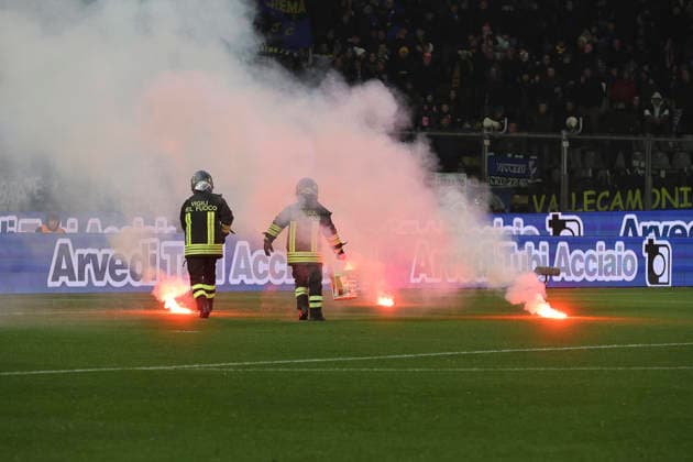 February 1, 2026, Cremona: Firemen take flash during the italian soccer Serie A match between US Cremonese vs Internazionale FC on February 01, 2026 at the Giovanni Zini stadium in Cremona, Italy. ANSA Serie A: Cremonese-Inter  - ZUMAa110 20260201_zaf_a110_033 Copyright: xDavidexCasentinix