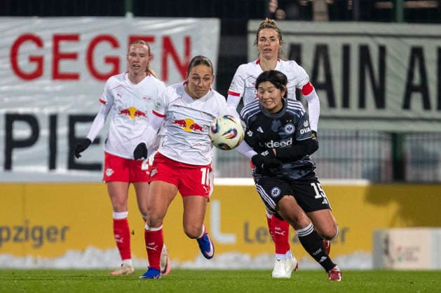 GER, Leipzig, Football, Google Pixel Womens Bundesliga, Matchday 16, RB Leipzig vs Eintracht Frankfurt in the picture from l Gina Chmielinski RB Leipzig 10 , Remina Chiba Eintracht Frankfurt 15 , duel, 01 02 2025, RB Leipzig Training Academy Cottaweg Leipzig DFB REGULATIONS PROHIBIT ANY USE OF PHOTOGRAPHS AS IMAGE SEQUENCES AND OR QUASI VIDEO, Copyright: HMBxMedia PaulxFritz