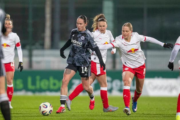 GER, Leipzig, Football, Google Pixel Womens Bundesliga, Matchday 16, RB Leipzig vs Eintracht Frankfurt in the picture from l Geraldine Reuteler Eintracht Frankfurt 14 , Emilia Kiaer Asgeirsdottir RB Leipzig 08 , duel, 01 02 2025, RB Leipzig Training Academy Cottaweg Leipzig DFB REGULATIONS PROHIBIT ANY USE OF PHOTOGRAPHS AS IMAGE SEQUENCES AND OR QUASI VIDEO, Copyright: HMBxMedia PaulxFritz