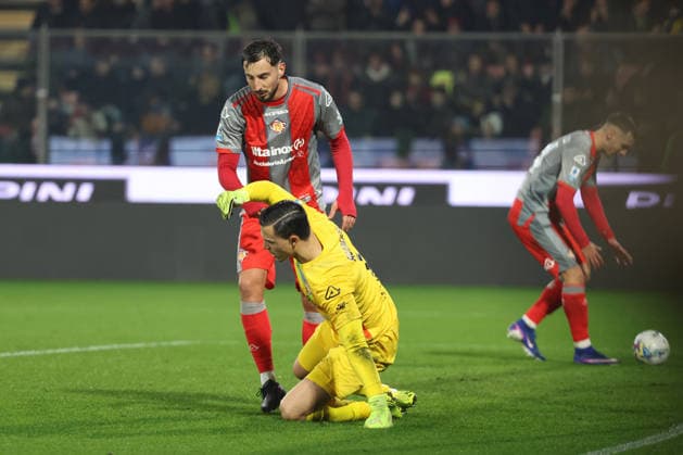 Cremonese s Emil Audero and Federico Ceccherini shows his dejection after scoring the goal 0-2 during the Serie A soccer match between Cremonese and Inter at the Giovanni Zini Stadium in Cremona Italy - 1 February 2026. - Soccer .  Copyright: xAlbertoxMariani LaPressex