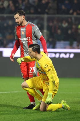 Cremonese s Emil Audero and Federico Ceccherini shows his dejection after scoring the goal 0-2 during the Serie A soccer match between Cremonese and Inter at the Giovanni Zini Stadium in Cremona Italy - 1 February 2026. - Soccer .  Copyright: xAlbertoxMariani LaPressex