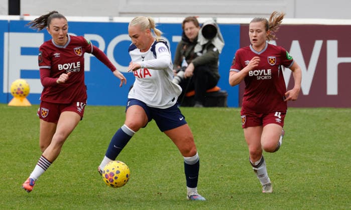 West Ham United v Tottenham Hotspur - Barclays Women s Super League In Dagenham, England, on February 1, 2026, Cathinka Tandberg of Tottenham Hotspur Women holds off Katie Zelem of West Ham United WFC (on loan from London City Lionesses) and Oona Siren of West Ham United WFC during the Barclays FA Women s Super League soccer match between West Ham United Women and Tottenham Hotspur Women at The Chigwell Construction Stadium Victoria Road. London England United Kingdom  Copyright: xActionxFotoxSportx originalFilename:galvin-westhamu260201_npjEc.jpg