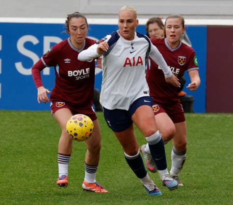 West Ham United v Tottenham Hotspur - Barclays Women s Super League In Dagenham, England, on February 1, 2026, Cathinka Tandberg of Tottenham Hotspur Women holds off Katie Zelem of West Ham United WFC (on loan from London City Lionesses) and Oona Siren of West Ham United WFC during the Barclays FA Women s Super League soccer match between West Ham United Women and Tottenham Hotspur Women at The Chigwell Construction Stadium Victoria Road. London England United Kingdom  Copyright: xActionxFotoxSportx originalFilename:galvin-westhamu260201_nptcC.jpg