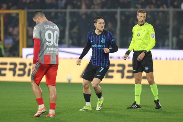 Inter s Piotr Zielinski jubilates after scoring the goal 0-2 during the Serie A soccer match between Cremonese and Inter at the Giovanni Zini Stadium in Cremona Italy - 1 February 2026. - Soccer .  Copyright: xAlbertoxMariani LaPressex