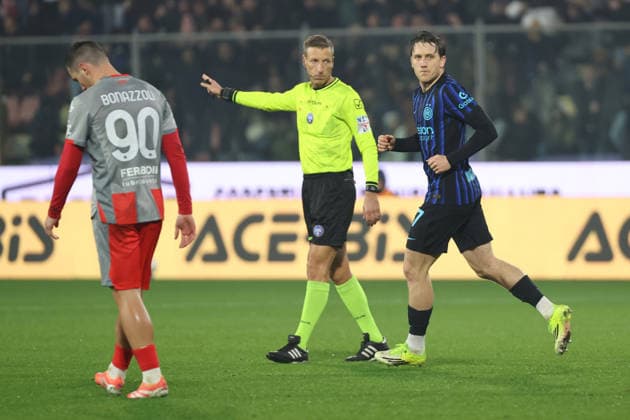 Inter s Piotr Zielinski jubilates after scoring the goal 0-2 during the Serie A soccer match between Cremonese and Inter at the Giovanni Zini Stadium in Cremona Italy - 1 February 2026. - Soccer .  Copyright: xAlbertoxMariani LaPressex