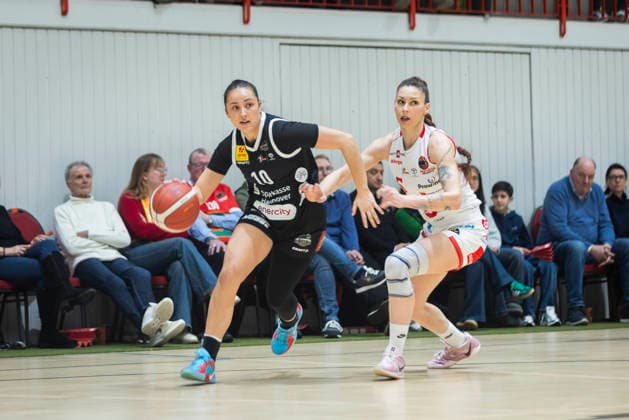 Hannah Simental Nr 10 Hannover , Milica Cuic Nr 15 Osnabrück GiroLive Panthers Osnabrück 57 71 TK Hannover Luchse 1 DBBL 17 Matchday GiroLive Panthers Osnabrück vs TK Hannover Luchse