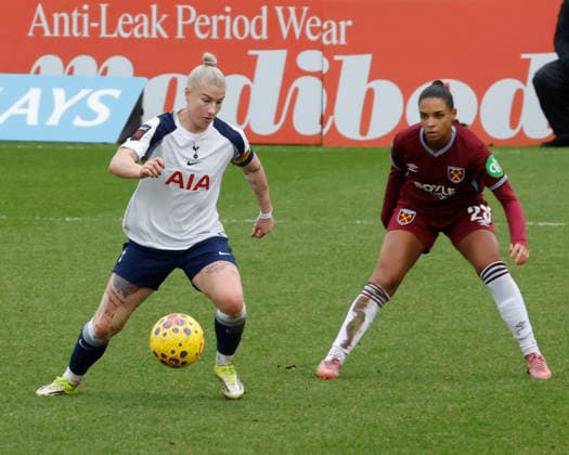 West Ham United v Tottenham Hotspur - Barclays Women s Super League In Dagenham, England, on February 1, 2026, Bethany England of Tottenham Hotspur Women and Estelle Cascarino, on loan from Juventus, of West Ham United WFC are in action during the Barclays FA Women s Super League soccer match between West Ham United Women and Tottenham Hotspur Women at The Chigwell Construction Stadium Victoria Road. London England United Kingdom  Copyright: xActionxFotoxSportx originalFilename:galvin-westhamu260201_npDMU.jpg