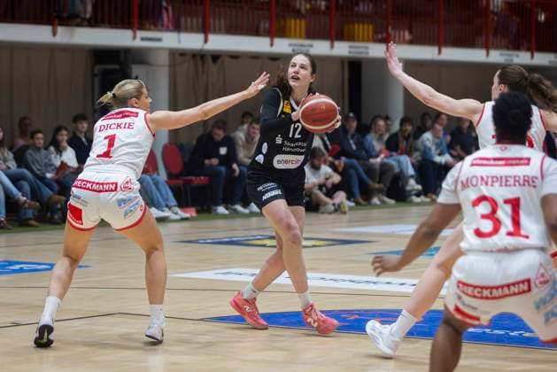 Kennedy Dickie Nr 1, Osnabrück , Rowie Jongeling Nr12 Hannover GiroLive Panthers Osnabrück 57 71 TK Hannover Luchse 1 DBBL 17 Matchday GiroLive Panthers Osnabrück vs TK Hannover Luchse