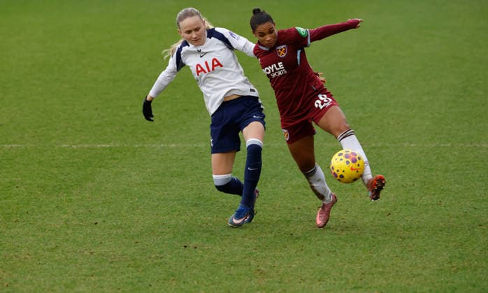 West Ham United v Tottenham Hotspur - Barclays Women s Super League In Dagenham, England, on February 1, 2026, Estelle Cascarino, on loan from Juventus, of West Ham United WFC holds off Matilda Vinberg of Tottenham Hotspur Women during the Barclays FA Women s Super League soccer match between West Ham United Women and Tottenham Hotspur Women at The Chigwell Construction Stadium Victoria Road. London England United Kingdom  Copyright: xActionxFotoxSportx originalFilename:galvin-westhamu260201_npOYZ.jpg