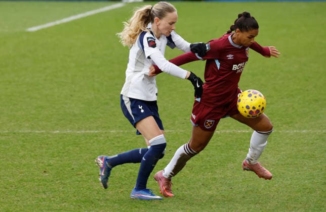 West Ham United v Tottenham Hotspur - Barclays Women s Super League In Dagenham, England, on February 1, 2026, Estelle Cascarino, on loan from Juventus, of West Ham United WFC holds off Matilda Vinberg of Tottenham Hotspur Women during the Barclays FA Women s Super League soccer match between West Ham United Women and Tottenham Hotspur Women at The Chigwell Construction Stadium Victoria Road. London England United Kingdom  Copyright: xActionxFotoxSportx originalFilename:galvin-westhamu260201_npsfe.jpg