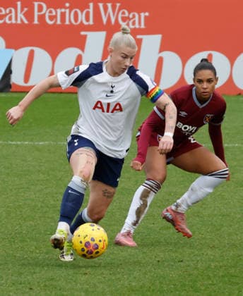 West Ham United v Tottenham Hotspur - Barclays Women s Super League In Dagenham, England, on February 1, 2026, Bethany England of Tottenham Hotspur Women and Estelle Cascarino, on loan from Juventus, of West Ham United WFC are in action during the Barclays FA Women s Super League soccer match between West Ham United Women and Tottenham Hotspur Women at The Chigwell Construction Stadium Victoria Road. London England United Kingdom  Copyright: xActionxFotoxSportx originalFilename:galvin-westhamu260201_npw17.jpg