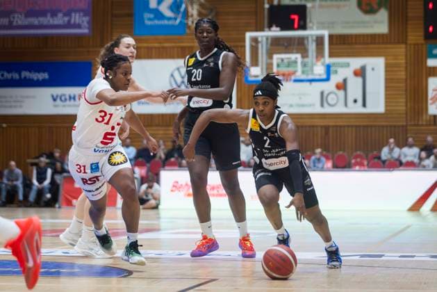 Oceane Monpierre Nr 31 Osnabrück , Lashae Dwyer Nr2 Hannover GiroLive Panthers Osnabrück 57 71 TK Hannover Luchse 1 DBBL 17 Matchday GiroLive Panthers Osnabrück vs TK Hannover Luchse