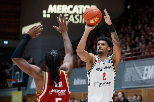 f l n r Marcus Carr Fitness First Wuerzburg Baskets, 5 and Ibrahim Watson Bamberg Baskets, 2 , 01 02 2026, Basketball, BBL, Fitness First Wuerzburg Baskets vs BMA365 Bamberg Baskets, GER, Wuerzburg, Tectake Arena Copyright: HMBxMedia xHeikoxBecker