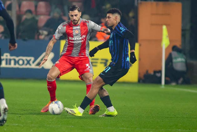 February 1, 2026, Cremona: US Cremonese s Giuseppe Pezzella competes for the ball with Inter FC s Luis Henrique during the italian soccer,Serie A match between US Cremonese vs Internazionale FC on February 01, 2026 at the Giovanni Zini stadium in Cremona, Italy. ANSA Serie A: Cremonese-Inter  - ZUMAa110 20260201_zaf_a110_045 Copyright: xDavidexCasentinix