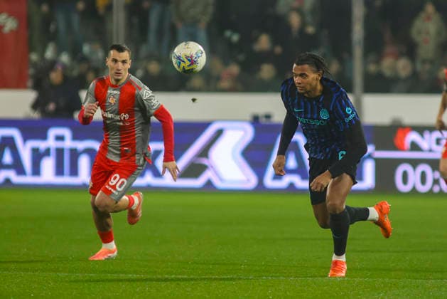 February 1, 2026, Cremona: Inter FC s Manuel Akanji competes for the ball with US Cremonese s Federico Bonazzoli during the italian soccer,Serie A match between US Cremonese vs Internazionale FC on February 01, 2026 at the Giovanni Zini stadium in Cremona, Italy. ANSA Serie A: Cremonese-Inter  - ZUMAa110 20260201_zaf_a110_047 Copyright: xDavidexCasentinix