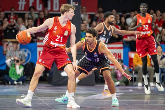 Justus Hollatz 21 FC Bayern Basketball , Mark Smith 13 Ratiopharm Ulm , FC Bayern Basketball vs Ratiopharm Ulm, BBL, 18 Matchday, 01 02 2026 Munich Bavaria Germany Copyright: xkolbert-press UlrichxGamelx